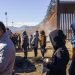 Migrantes de Nicaragua y Ecuador esperando para ser procesados ​​por la Patrulla Fronteriza de Estados Unidos en El Paso, Texas, 4 de enero de 2023. Foto :Paul Ratje/Reuters.