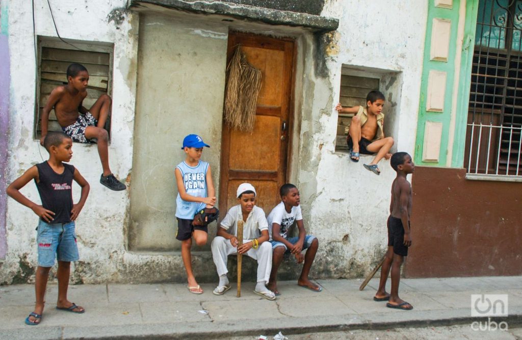 Un grupo de amigos en una calle de Centro Habana se organiza para jugar pelota. Foto: Kaloian.
