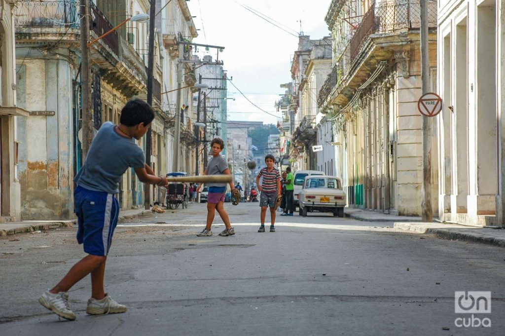 Era usual ver en las calles cubanas a los niños jugando a la pelota; los últimos años es más frecuente que sigan y practiquen el fútbol. Foto: Kaloian.
