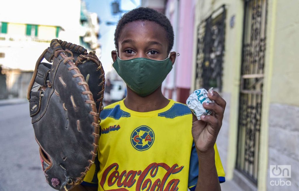 En medio de la pandemia y con una improvisada pelota de papel, un niño juega a la pelota. Foto: Kaloian.
