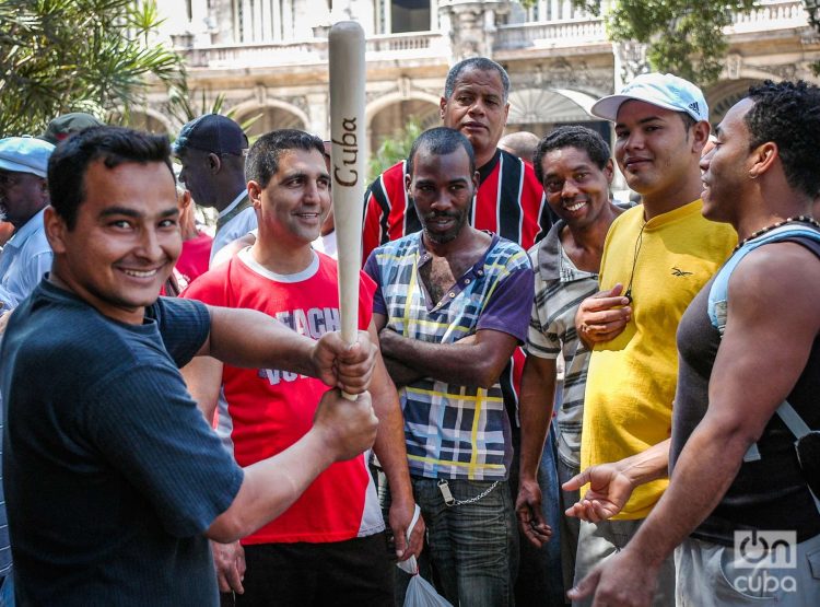 Aficionados en el Parque Central, de La Habana, sede de los más acalorados debates beisboleros: la famosa Esquina caliente. Foto: Kaloian.