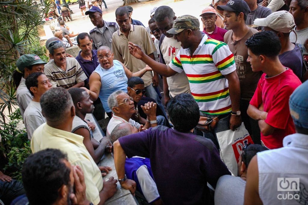 Aficionados en el Parque Central de La Habana. Foto: Kaloian.