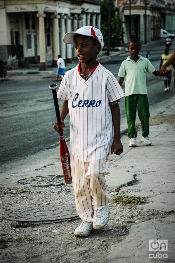 Un peloterito del equipo Cerro, en La Habana. Foto: Kaloian.
