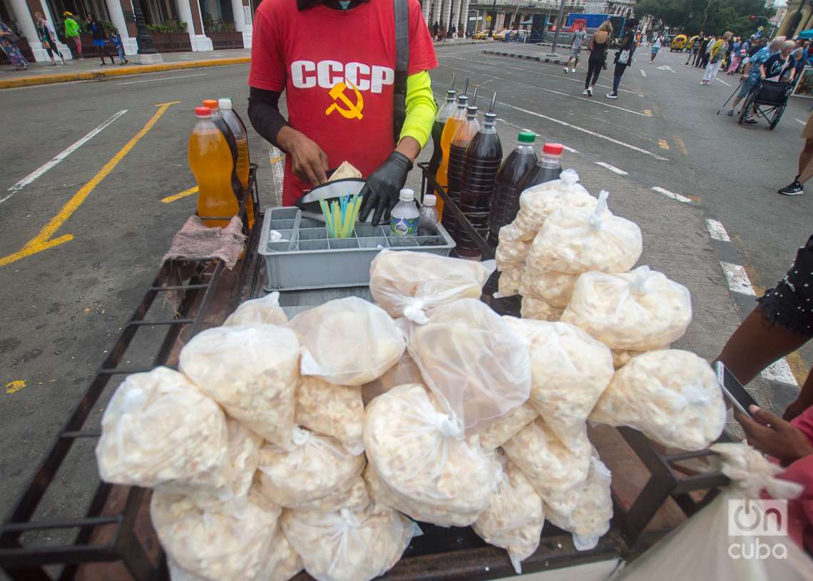 Vendor of popcorn and drinks served on crushed ice. Photo: Otmaro Rodriguez.