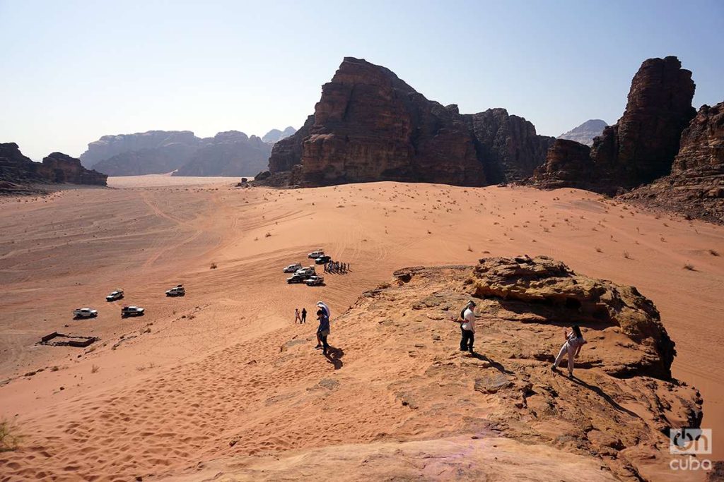 Old 4x4s plow through the reddish desert landscape.  Photo: Alejandro Ernesto.