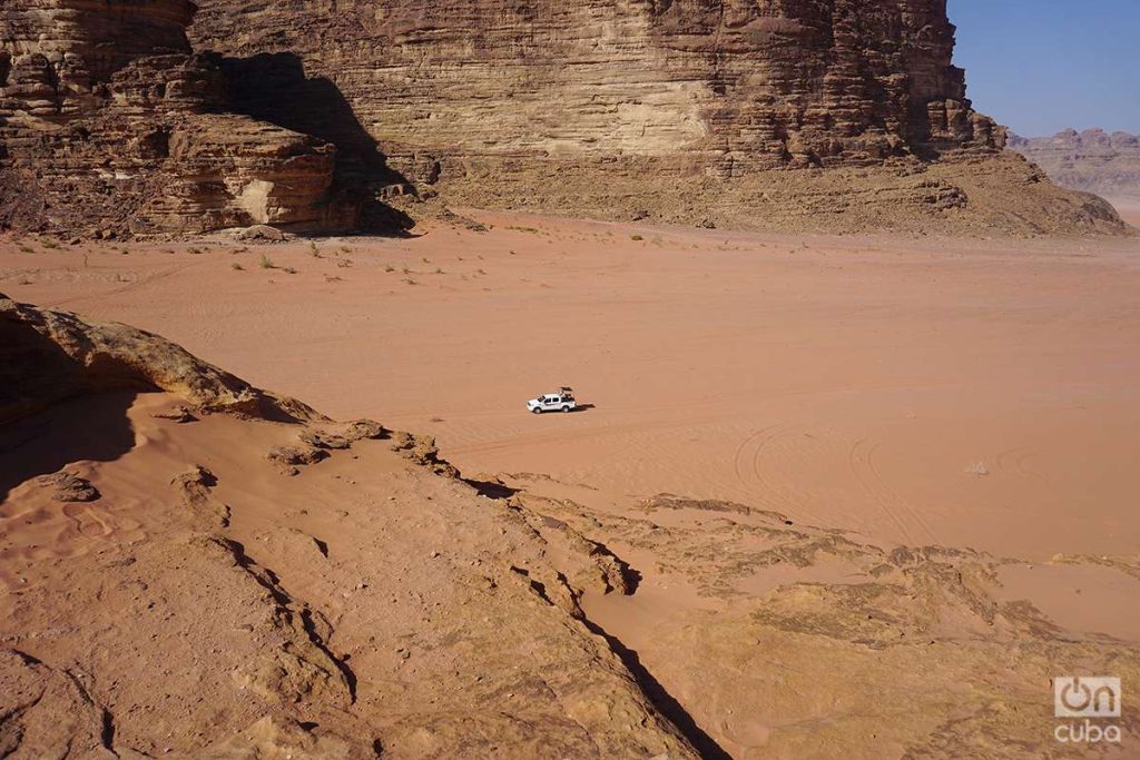 They offer desert tours in their vans.  Photo: Alejandro Ernesto.