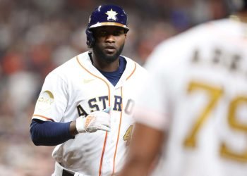 El cubano Yordan Álvarez, estrella de los Astros de Houston en la MLB. Foto: Adam Davis / EFE / EPA / Archivo.