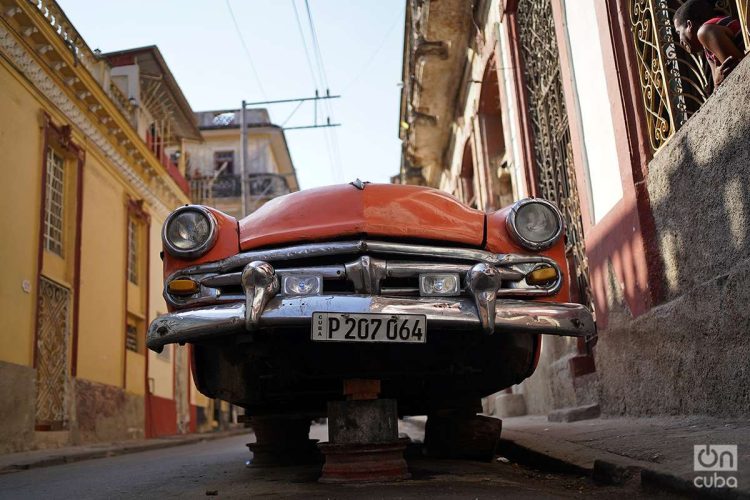 Almendrones en La Habana. Foto: Alejandro Ernesto.