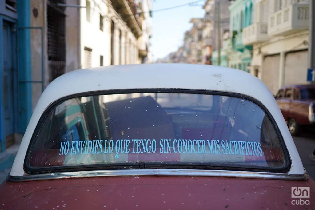 Almendrón en calle de La Habana, 2023. Foto: Alejandro Ernesto.