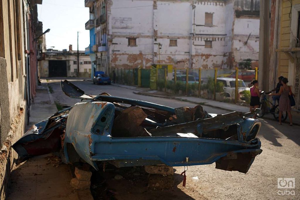 Restos de almendrón en una calle de La Habana, 2023. Foto: Alejandro Ernesto.