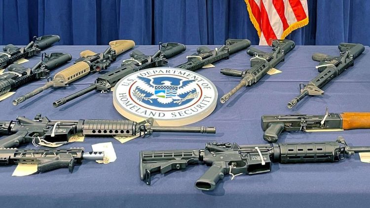 Armas que serían enviadas a Haití, incautadas por el Gobierno de EE.UU. Foto: Brian Ellsworth/REUTERS.