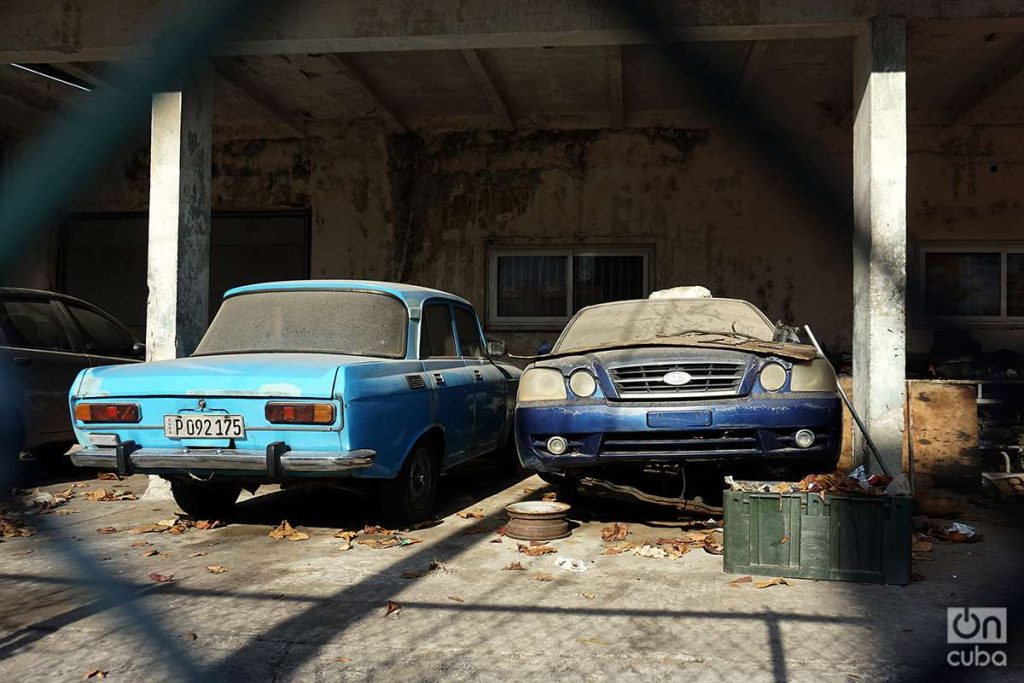 Conviven autos modernos con otros más antiguos, La Habana 2023. Foto: Alejandro Ernesto.