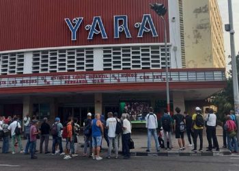 Aficionados cubanos observan el partido de béisbol entre Cuba y Australia, durante el V Clásico Mundial, en las afueras del cine Yara, en La Habana. Foto: Alma Mater / Facebook.