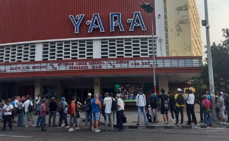 Aficionados cubanos observan el partido de béisbol entre Cuba y Australia, durante el V Clásico Mundial, en las afueras del cine Yara, en La Habana. Foto: Alma Mater / Facebook.