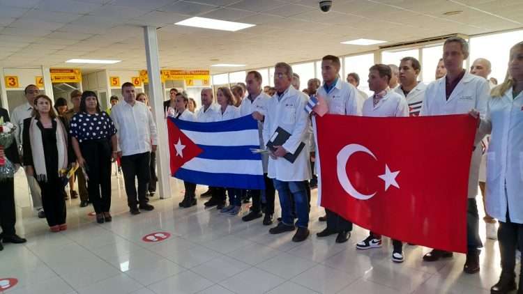 Los 32 especialistas cubanos que brindaron atención médica en Turquía luego de los devastadores terremotos de inicios de febrero, regresaron este sábado a la isla. Foto: @Minsap