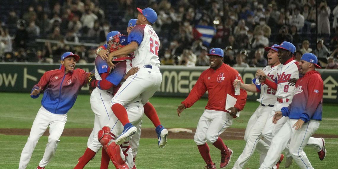 Cuba logró el pase a semifinales del Clásico Mundial con una espectacular victoria contra Australia. Foto: Kimimasa Mayama/EFE.