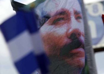 Un partidario del presidente de Nicaragua, Daniel Ortega, ondea una pancarta con una imagen de él, en Managua, el 30 de abril de 2018. Foto: Alfredo Zúñiga/AP.