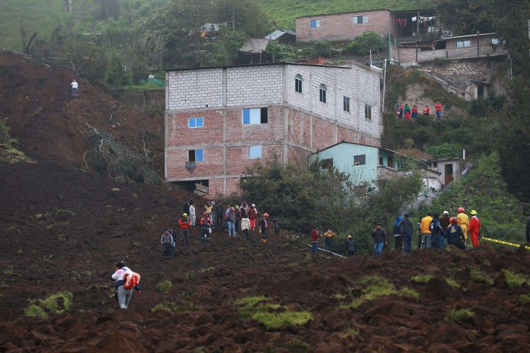 Pobladores observan los daños causados por el deslizamiento de tierra, en Alausí (Ecuador). Foto: José Jácome/Efe.