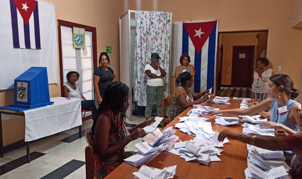 Integrantes de una mesa electoral realizan el conteo de votos, al cierre de la jornada electoral del domingo 26 de marzo en La Habana. Foto: Ernesto Mastrascusa / EFE.