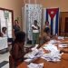 Integrantes de una mesa electoral realizan el conteo de votos, al cierre de la jornada electoral del domingo 26 de marzo en La Habana. Foto: Ernesto Mastrascusa / EFE.