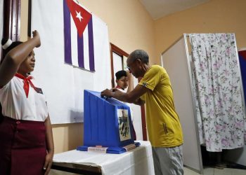 Un hombre vota en las elecciones parlamentarias, en un colegio electoral de La Habana, el 26 de marzo de 2023. Foto: Ernesto Mastrascusa / EFE.