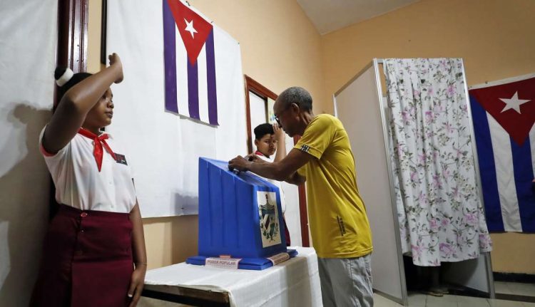 Un hombre vota en las elecciones parlamentarias, en un colegio electoral de La Habana, el 26 de marzo de 2023. Foto: Ernesto Mastrascusa / EFE.