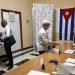 Dos personas votan en las elecciones parlamentarias, en un colegio electoral de La Habana, el domingo 26 de marzo de 2023. Foto: Ernesto Mastrascusa / EFE.