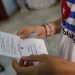 Un cubano observa la boleta electoral antes de ejercer su voto, en un colegio electoral de La Habana. Foto: Yander Zamora / EFE.