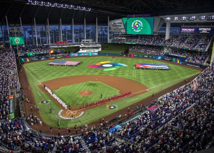 Alineaciones de Cuba y Estados Unidos durante la ceremonia de apertura del juego de semifinal en el LoanDepot Park, en Miami el pasado 19 de marzo. Foto: EFE/EPA/CRISTOBAL HERRERA-ULASHKEVICH.