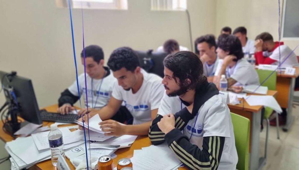 Estudiantes universitarios participantes en la Final Caribeña del Concurso Internacional de Programación (ICPC), en la Universidad de Ciencias Informáticas (UCI), en La Habana, el 18 de marzo de 2023. Foto: @universidad_uci / Twitter.
