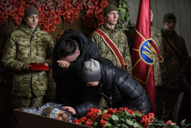 Ihor y Tetiana, padres del militar ucraniano Yuriy Gerasymchuk lloran junto al féretro de su hijo en Kiev, Ucrania, el 18 de marzo de 2022. Yuriy (23), militar de la 3ª Brigada de Asalto, fue asesinado cerca de Bakhmut el 10 de marzo de 2022. Foto: EFE/EPA/OLEG PETRASYUK.