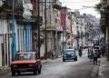 Personas y automóviles transitan por una calle de La Habana. Foto: Yander Zamora / EFE.