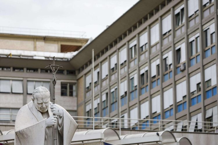 Una escultura de Juan Pablo II en las afueras del hospital Gemelli. Foto:FABIO FRUSTACI/EFE.