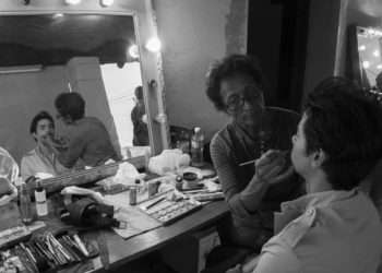 Pompa maquillando a Daniel Romero para el filme “El Mayor”, de Rigoberto López. Foto: del perfil en Facebook de Juan Antonio García.