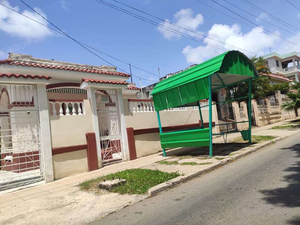 Parada de ómnibus en 70 y 15, Playa, en 2020; serían desmontadas poco después con motivo de las críticas en las redes sociales. Foto: OnCuba.