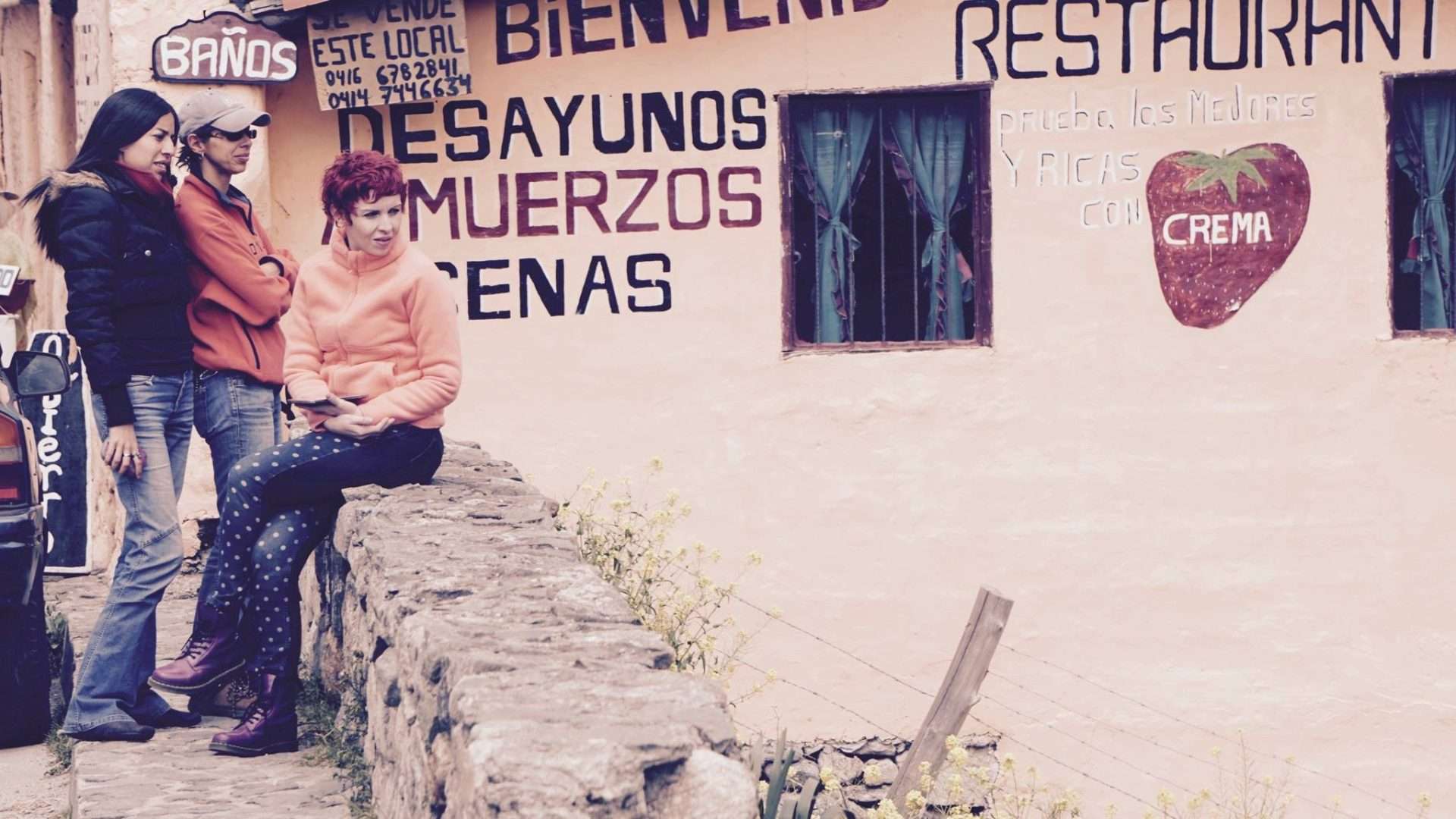 Buscando locaciones para "Mamacruz" en Mérida, Venezuela. En la foto, con Patricia Ramírez, productora general, y Eva Pérez, asistente. Foto: Cortesía de la entrevistada.