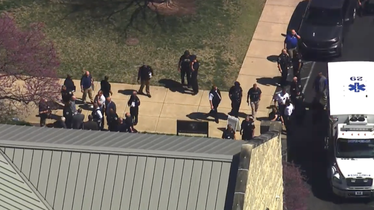 Varios policías se concentran frente a la escuela primaria tres evacuar los estudiantes. | Foto: AP