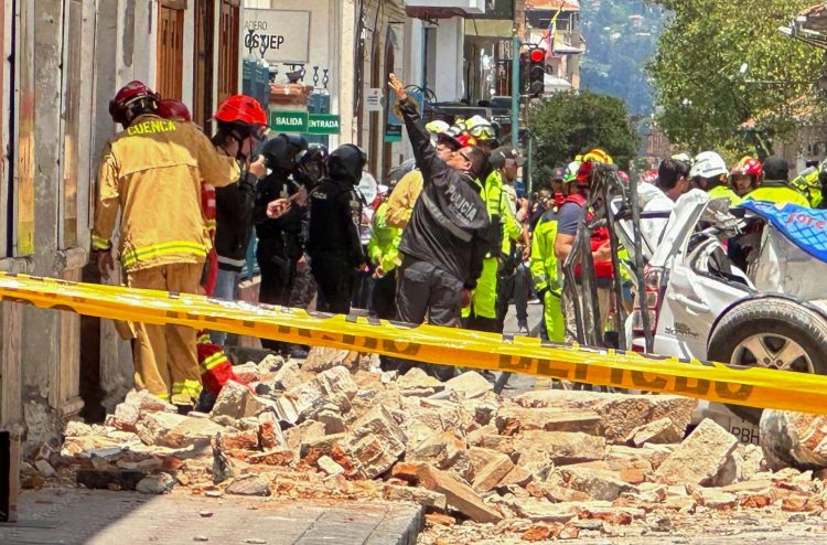Personas observan los daños ocasionados por el sismo de magnitud 6.5 en la escala de Richter hoy, en la ciudad de Cuenca (Ecuador). Foto:Robert Puglla/Efe.