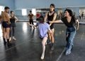 La coreógrafa española Susana Pous con sus alumnos durante un ensayo de su obra "Otra bella cubana", en la sede del Ballet Nacional de Cuba (BNC), el 16 de marzo de 2023 en La Habana. Foto: Ernesto Mastrascusa / EFE.