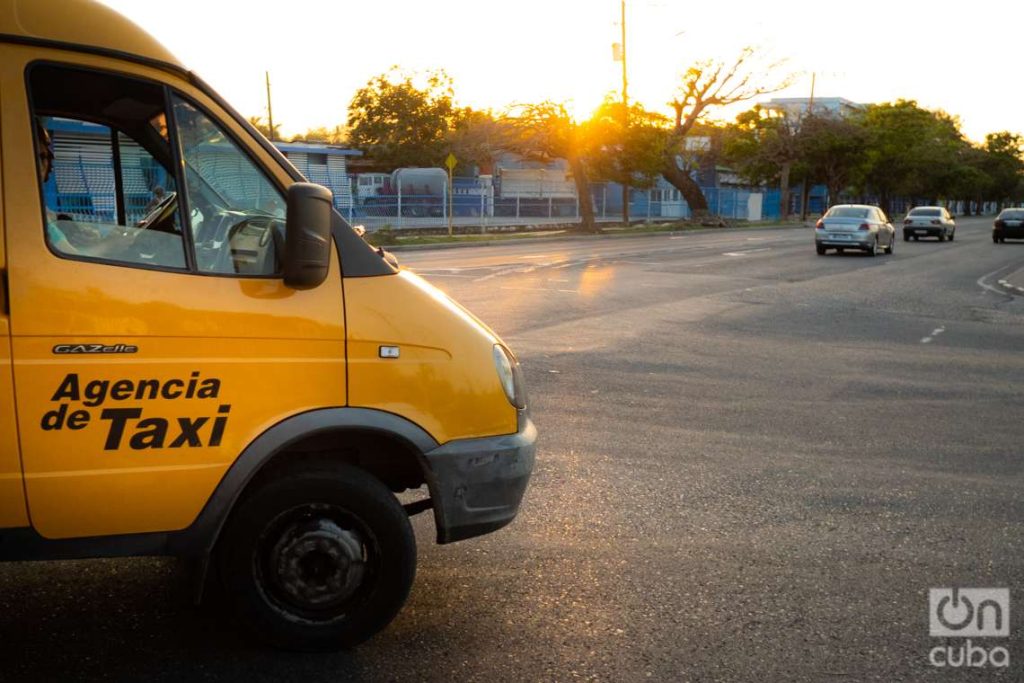Taxi gacelas transporte urbano en Cuba. Foto: Jorge Ricardo 2023.