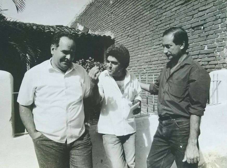 Con los poetas holguineros Delfín Prats y Alejandro Fonseca. Holguín, 1985. Foto: Cortesía del entrevistado.