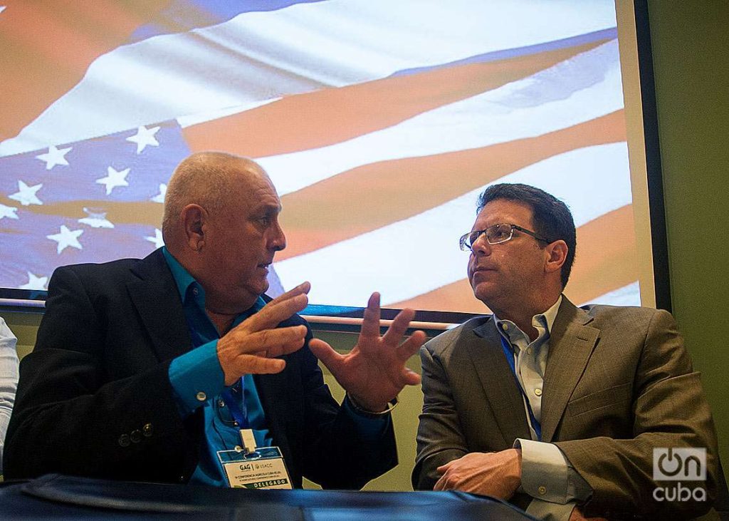 Paul Johnson (der), presidente de la Coalición Agrícola EE.UU.-Cuba, conversa con Frank Castañeda (izq), presidente del Grupo Agrícola de Cuba, en la sesión de apertura de la IV Conferencia Agrícola entre Cuba y Estados Unidos, en el Hotel Grand Aston La Habana, el 4 de abril de 2023. Foto: Otmaro Rodríguez.