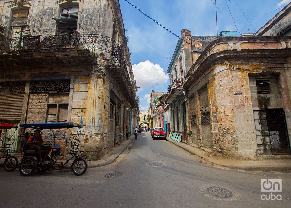 En la distancia, el Arco de Belén, en el centro histórico de La Habana. Foto: Otmaro Rodríguez.