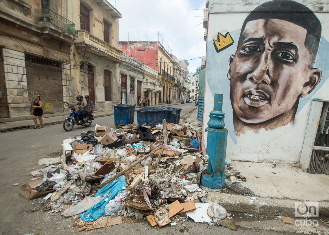 Mural junto a un basurero en La Habana. Foto: Otmaro Rodríguez.
