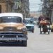 Varios autos y un carretillero en una calle de La Habana. Foto: Otmaro Rodríguez.