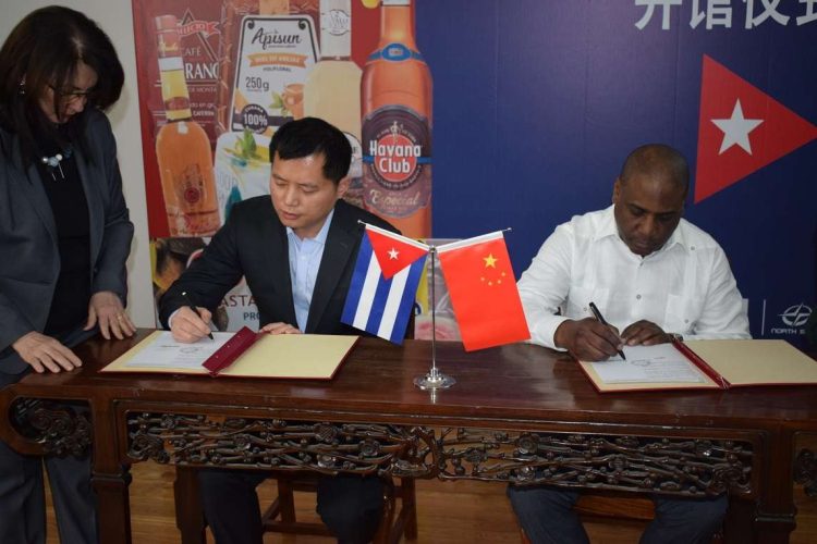 Aner Pérez, director Coratur, y Yang Longchuan, presidente de Beijing North Star, firman convenio. Foto: @EmbacubaChina