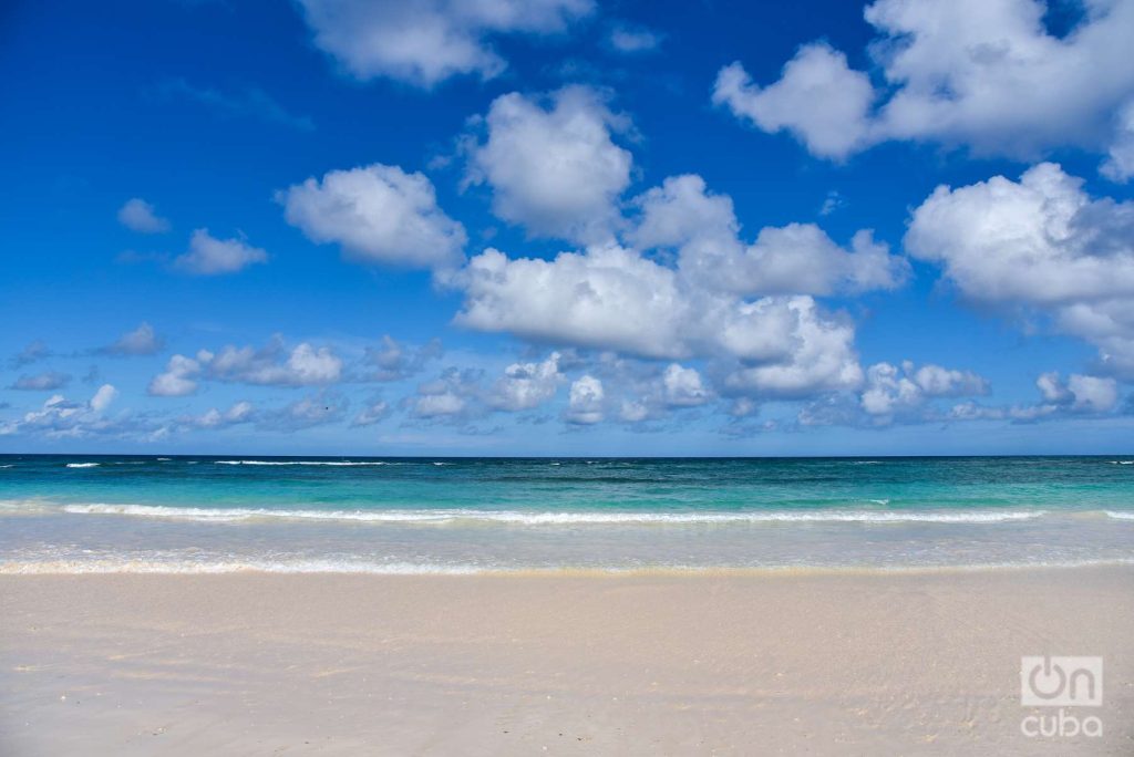 Caletones tiene pequeñas playas de aguas azul turquesa con arenas finas y muy blancas. Foto: Kaloian.