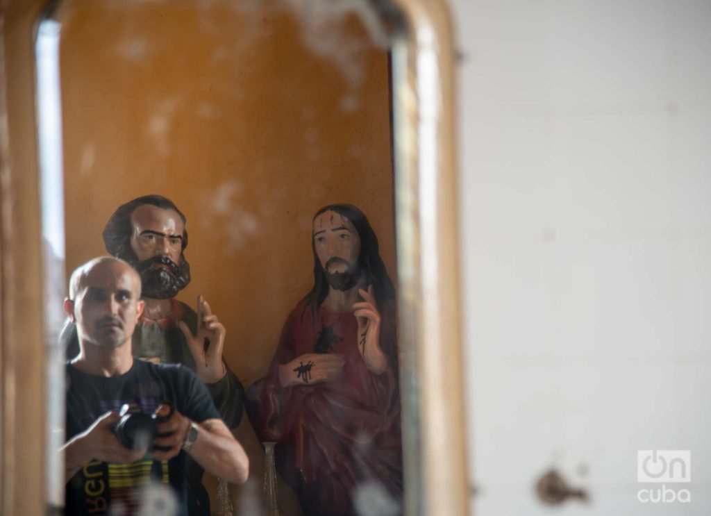 Self-portrait in La Guarida with two of the sculptures used in the filming of the film.  Photo: Kaloian.