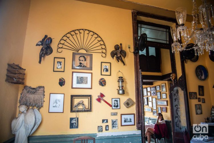 Una de las paredes de La Guarida, la casa de Diego en la película, recrea los “amuletos” sagrados del personaje. Foto: Kaloian.