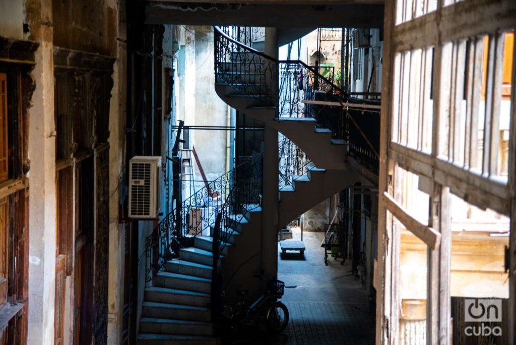 Staircase at the bottom of the Concordia building where the neighbors climb a pig in one of the scenes of the film.  Photo: Kaloian.